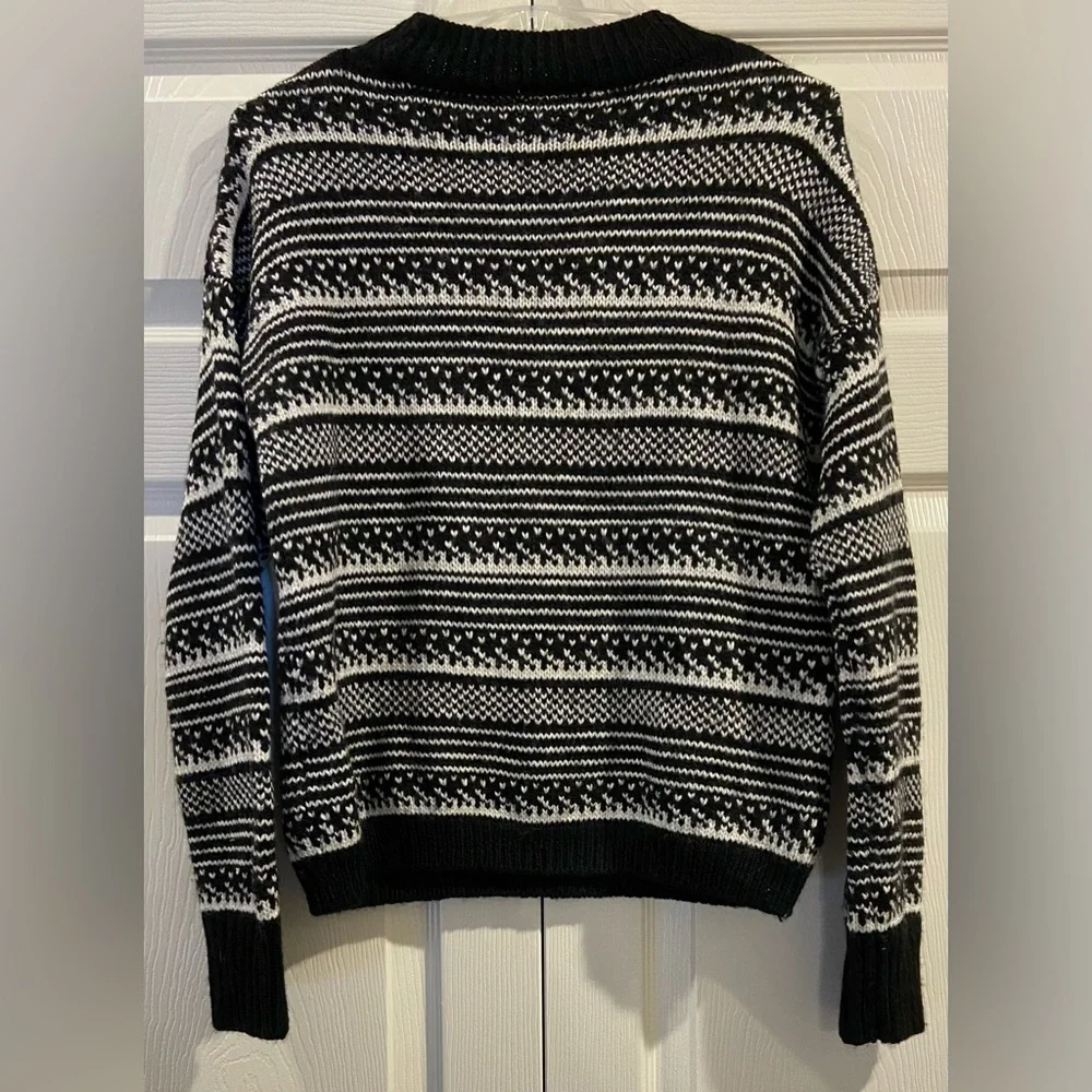 Gap women’s size medium black and white sweater.